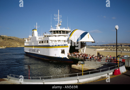 Ott 7, 2007 - Canale di Gozo Linee di traghetto per auto (Gaudos) a Mgarr harbour per il maltese isola di Gozo. Foto Stock