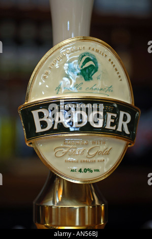 Real Ale pompa in un pub inglese, Badger Foto Stock