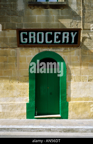 Ott 7, 2007 - negozio di alimentari tenendo la siesta di Xewkija sull'isola Maltese di Gozo. Foto Stock