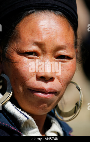 Ritratto di un Nero donna Hmong in Sapa, nel Vietnam del Nord Foto Stock