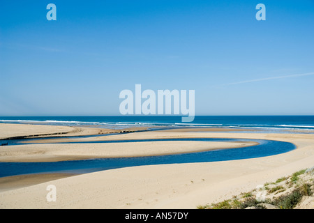 La Courant d'Huchet bocca e la spiaggia (Landes - Francia). Embouchure du courant d'Huchet et la plage (Landes - Francia). Foto Stock