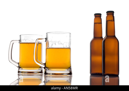 Boccali da birra e due bottiglie di birra Foto Stock