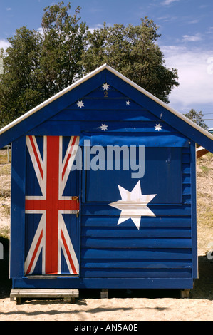 Beach Hut sulla Spiaggia di Brighton a Melbourne in Australia con bandiera australiana dipinta come design Foto Stock