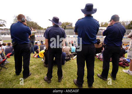 Gli ufficiali di polizia guarda il Melbourne Grand Prix F1 a Albert Par Australia 2004 Foto Stock
