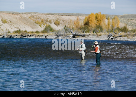 Pesca a mosca presso il fiume Snake in Grand Teton National Park Wyoming Teton picchi in background Foto Stock