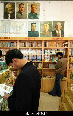 Un Xinhua bookstore a Beijing in Cina con manifesti politici per la vendita sul display Foto Stock