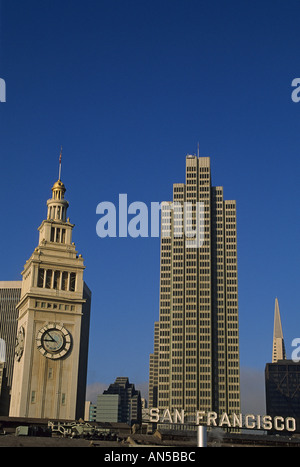 California San Francisco Ferry Building torre dell orologio Embarcadero Center Piramide Transamerica Foto Stock