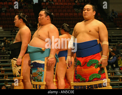 Lottatori di Sumo nel cerimoniale abito stabile frequentare il pre lotta cerimonia di primavera torneo di Sumo di Osaka in Giappone Asian sport Foto Stock