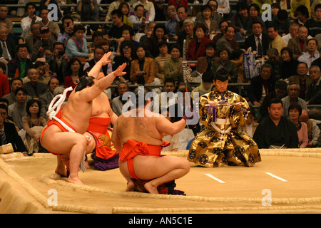 Un sumo wrestling Grand Champion Yokazuna completa di un tradizionale pre lotta cerimonia, Osaka Giappone Asia Foto Stock