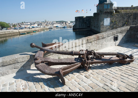 Un vecchio ancora con catena nella parte anteriore del 'Concarneau Ville vicino' entrata (Francia). La Vieille ancre marine et chaîne à Concarneau. Foto Stock