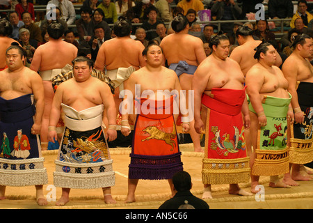 Lottatori di Sumo in tradizionale coloratissimi costumi cerimoniali frequentare il pre lotta rituale, Kansai di Osaka in Giappone Asia Foto Stock