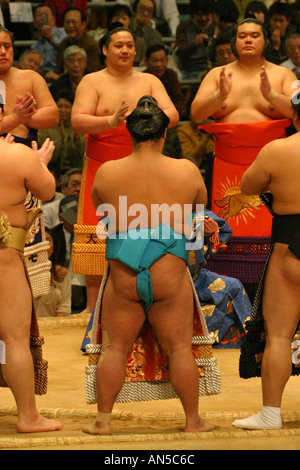 Lottatori di Sumo attendere un pre lotta cerimonia al fine di primavera torneo di sumo in Osaka Kansai giappone asia sport tradizionali Foto Stock
