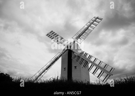 Aythorpe Rodeing Post Mill, Essex, un mulino a vento costruito nel 1779. Foto Stock