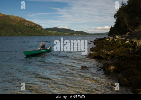 Diane Alger sguazzare un Mad River Canoa Explorer 16 sull'Ullswater Lake District Cumbria Inghilterra England Foto Stock