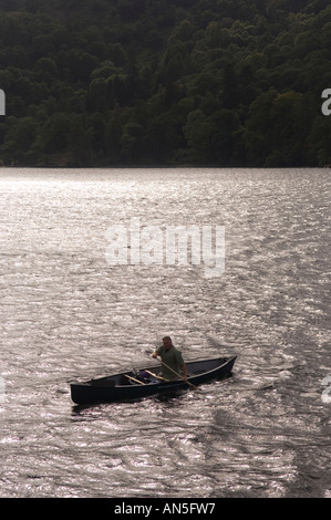 Un canoeist sguazzare un Mad River Canoa Explorer 16 sull'Ullswater Lake District Cumbria Inghilterra England Foto Stock