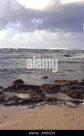 North Shore beach in una giornata di mare calmo, nel tardo pomeriggio, Oahu, Hawai'i Foto Stock
