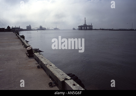 Di perforazione offshore Piattaforme Petrolifere nella nebbia, Porto di Galveston Island Harbour, Texas Foto Stock