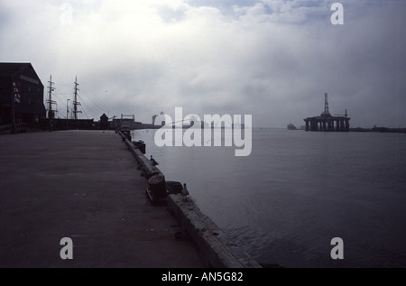 Di perforazione offshore Rig, Texas Seaport Museum e Elissa Gazzetta Tall Ship del Texas, nella nebbia, Porto di Galveston Island Harbour Foto Stock