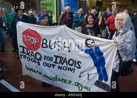 Manifestanti anti anti anti-Bush a una marcia di protesta durante il vertice APEC, Sydney, Australia, attivisti slogan di protesta. Fermare la protesta di Bush. Foto Stock