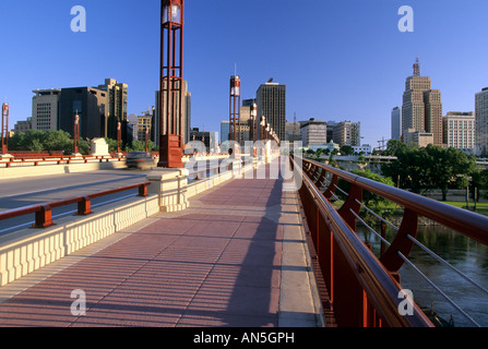 WABASHA ponte sopra il fiume Mississippi porta al centro di ST.PAUL, MINNESOTA. L'estate. Foto Stock