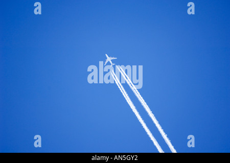 4 propulsori jet aereo DAL REGNO UNITO NEGLI STATI UNITI con inquinanti vapore contrails sentieri nel cielo blu chiaro Foto Stock