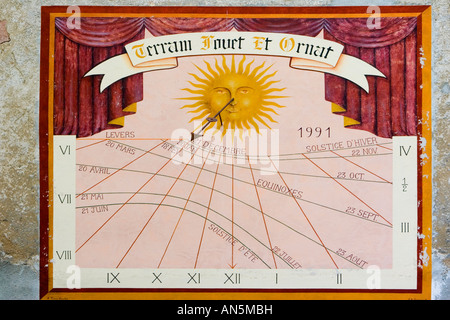 Meridiana sulla parete della chiesa, St Gervais-Mont Blanc, Francia Foto Stock