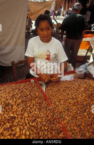 Mexican woman, food vendor, selling, cocoa, chocolate beans, Friday Market, village of Ocotlan de Morelos, Ocotlan de Morelos, Oaxaca State, Mexico Foto Stock