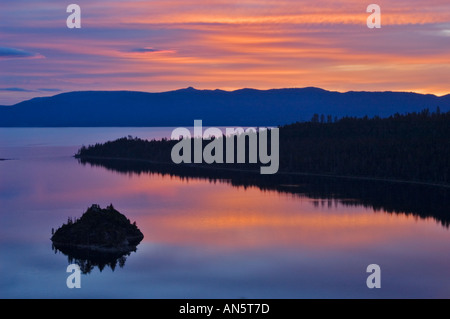 Con sunrise Fannette Island in Emerald Bay Emerald Bay State Park Lake Tahoe California Foto Stock