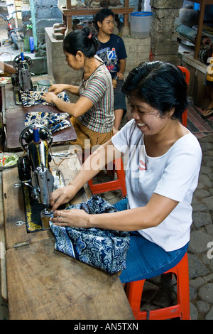 Donne cucire souvenir in macchina da cucire Tenganan Aga Village Bali Indonesia Foto Stock