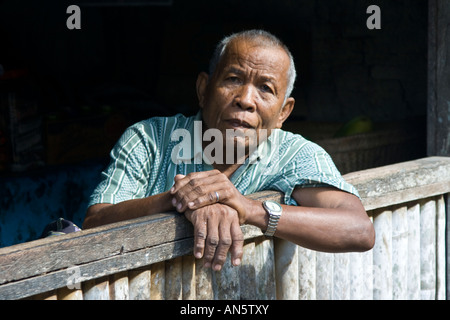 Anziani uomo Balinese in una finestra Tenganan Aga Village Bali Indonesia Foto Stock