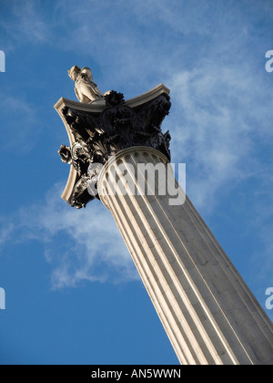 Recentemente pulita statua dell'Ammiraglio Nelson sulla parte superiore della colonna di Nelson Trafalgar Square Westminster London GB. Foto Stock