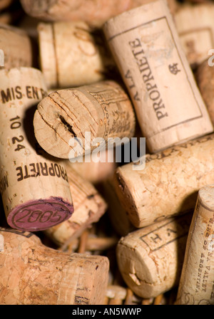 Una collezione di tradizionale vino naturale tappi di bottiglie provenienti da diversi paesi del mondo Foto Stock