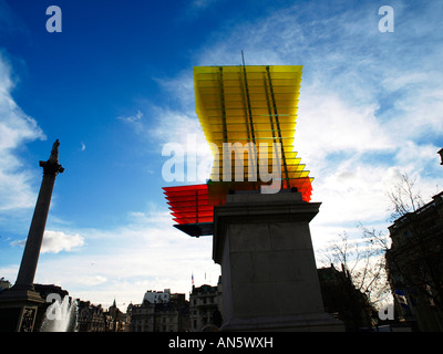 Modello per un hotel 2007 da artista scultore Thomas Schutte sul quarto zoccolo in Trafalgar Square London REGNO UNITO Foto Stock