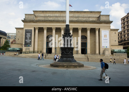 Memoriale di guerra e il Municipio, Sheffield, Yorkshire ,l'Inghilterra. Foto Stock