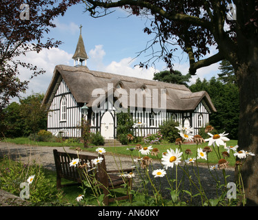 Con il tetto di paglia la Chiesa di tutti i santi a poco Stretton Shropshire England Regno Unito Foto Stock