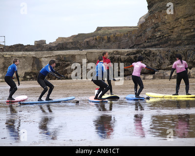 Scuola di surf in azione BUDE CORNWALL U K Foto Stock