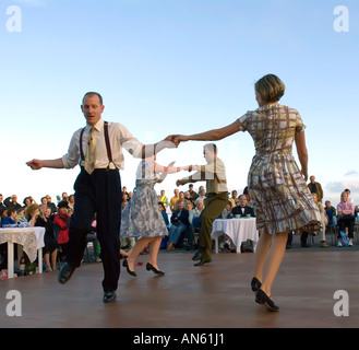 Il Ragroof Theatre Company Esecuzione al le correnti costiere Arts Festival 2006 Hastings East Sussex England Regno Unito Regno Unito Foto Stock