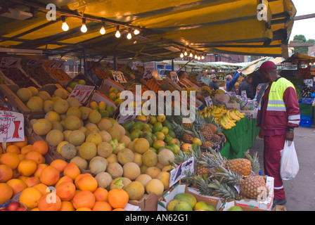 Pressione di stallo di frutta Inverness Street Market Camden High Street Camden Town North London NW1 Inghilterra Gran Bretagna EK Europa EUU Foto Stock
