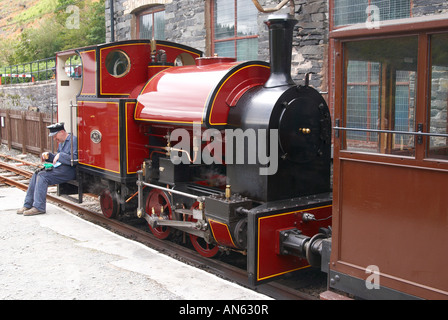 Ora di pranzo! Driver della ferrovia Corris del motore richiede una pausa pranzo Foto Stock