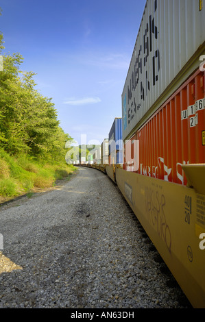 Un treno merci cale merci al mercato. Foto Stock