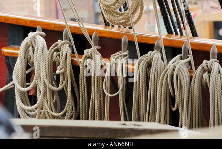 Rigging corde appendere il Conte di Pembroke Tallship tre masted Barque costruito 1948 Gloucester Tall Ships Festival 2007 Foto Stock