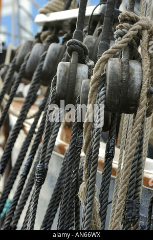 Rigging corde al conte di Pembroke Tallship tre masted Barque costruito 1948 Gloucester Tall Ships Festival 2007 Foto Stock