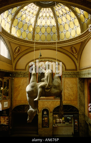 Praga. Repubblica ceca. Kun (cavallo), 1999, scultura del Re Venceslao dallo scultore David Černý appeso in 1920 Lucerna Palace shopping arcade. Foto Stock