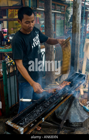Per grigliare carne satay spiedini Indonesia Jakarta Foto Stock