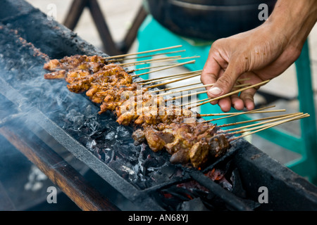 Per grigliare carne satay spiedini Indonesia Jakarta Foto Stock