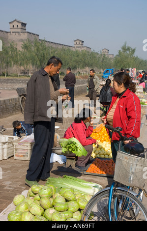 Cina Shanxi Pingyao street market alimentare con le antiche mura della città in bkgd Foto Stock