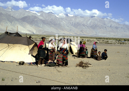 Il nomade tibetana pellegrini camp sul loro modo al Sacro Monte Kailas in Tibet occidentale,un viaggio che può prendere molti mesi Foto Stock