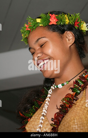 Local Palau ragazza esegue le danze Palau Micronesia Foto Stock