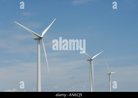 Tre turbine eoliche, close-up di lame, contro il cielo blu. Il potere di vento "wind farm' turbine energia alternativa, renwable energy. Foto Stock