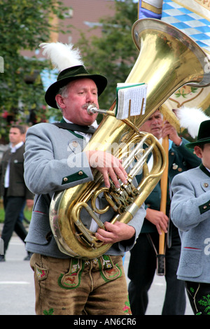 Tubista in ottone bavarese di banda a un festival di strada Lenggries Baviera Germania Foto Stock